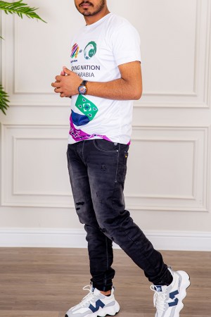 تيشيرت رجالي لون أبيض بهوية استضافة المملكة لكأس العالم 2034