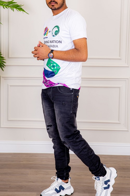 تيشيرت رجالي لون أبيض بهوية استضافة المملكة لكأس العالم 2034