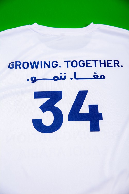 تيشيرت رجالي لون أبيض بهوية استضافة المملكة لكأس العالم 2034