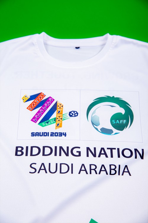 تيشيرت رجالي لون أبيض بهوية استضافة المملكة لكأس العالم 2034