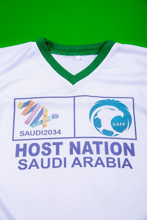 تيشيرت ولادي لون أبيض بهوية استضافة المملكة لكأس العالم 2034