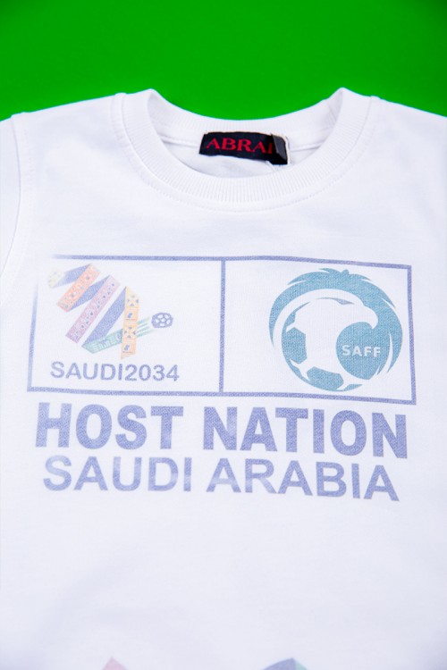 تيشيرت ولادي لون أبيض بهوية استضافة المملكة لكأس العالم 2034