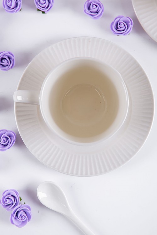 طقم كوب قهوة مع صحن قطعتين لون أبيض مع ملعقة صغيرة للتحريك