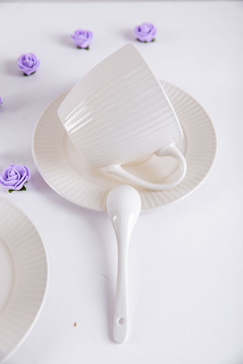 طقم كوب قهوة مع صحن قطعتين لون أبيض مع ملعقة صغيرة للتحريك