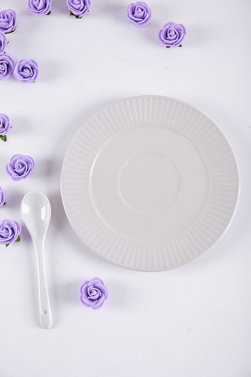 طقم كوب قهوة مع صحن قطعتين لون أبيض مع ملعقة صغيرة للتحريك