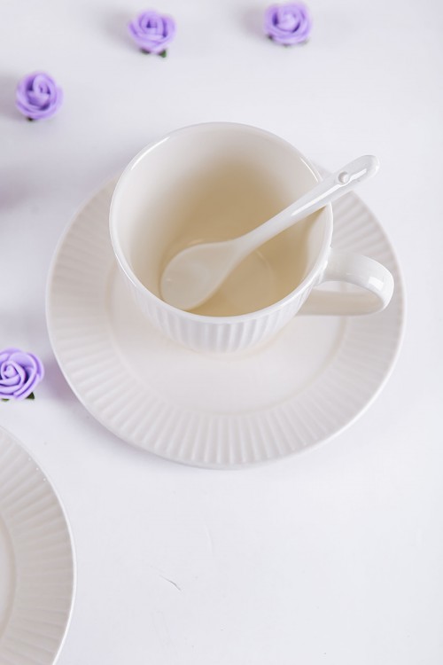 طقم كوب قهوة مع صحن قطعتين لون أبيض مع ملعقة صغيرة للتحريك