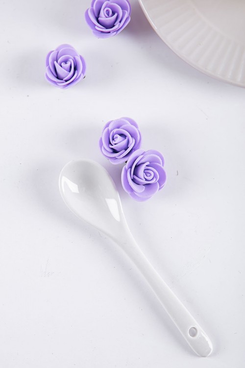 طقم كوب قهوة مع صحن قطعتين لون أبيض مع ملعقة صغيرة للتحريك