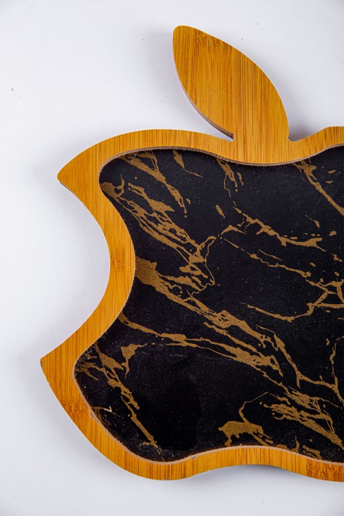 صحن تقديم خشبي لون أسود و ذهبي على شكل تفاحة آيفون