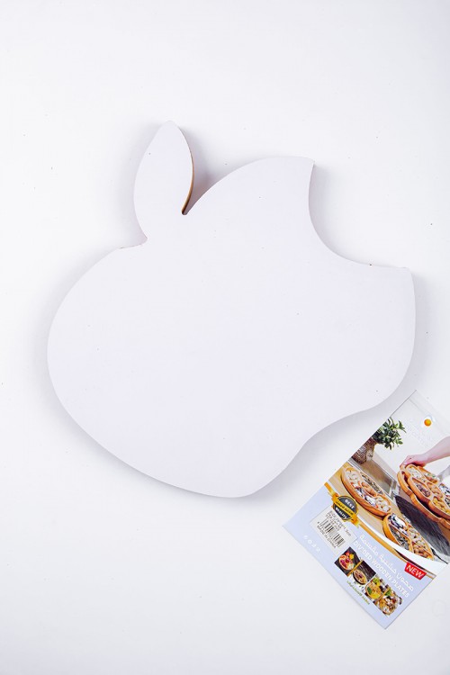 صحن تقديم خشبي لون أسود و ذهبي على شكل تفاحة آيفون