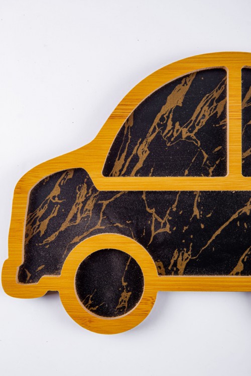 صحن تقديم خشبي لون أسود و ذهبي على شكل سيارة بعدة تقسيمات