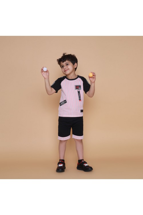 طقم شورت مع تيشيرت مقلم بأكمام قصيرة