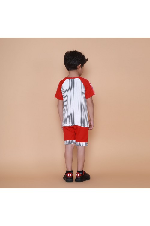 طقم شورت مع تيشيرت مقلم بأكمام قصيرة