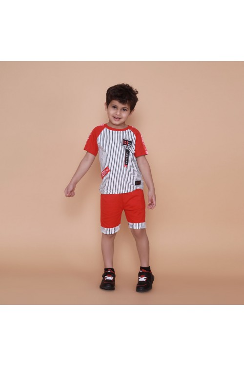 طقم شورت مع تيشيرت مقلم بأكمام قصيرة