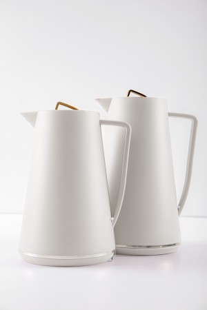 طقم 2 ترامس للقهوة و الشاي لون سكري مزين باللون الذهبي حافظ للحرارة بسعة 1.6 لتر 