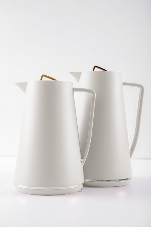 طقم 2 ترامس للقهوة و الشاي لون سكري مزين باللون الذهبي حافظ للحرارة بسعة 1.6 لتر