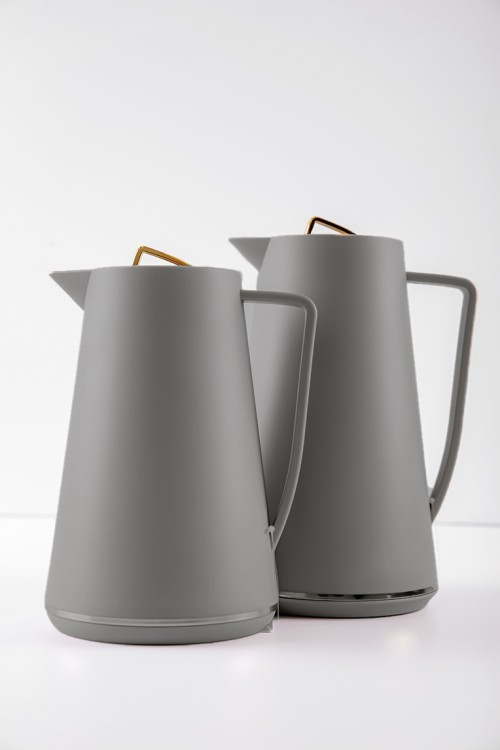 طقم 2 ترامس للقهوة و الشاي لون رمادي مزين باللون الذهبي حافظ للحرارة بسعة 1.6 لتر