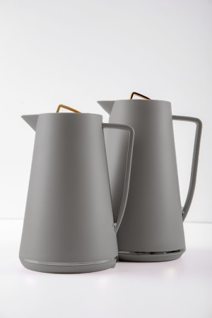 طقم 2 ترامس للقهوة و الشاي لون رمادي مزين باللون الذهبي حافظ للحرارة بسعة 1.6 لتر 