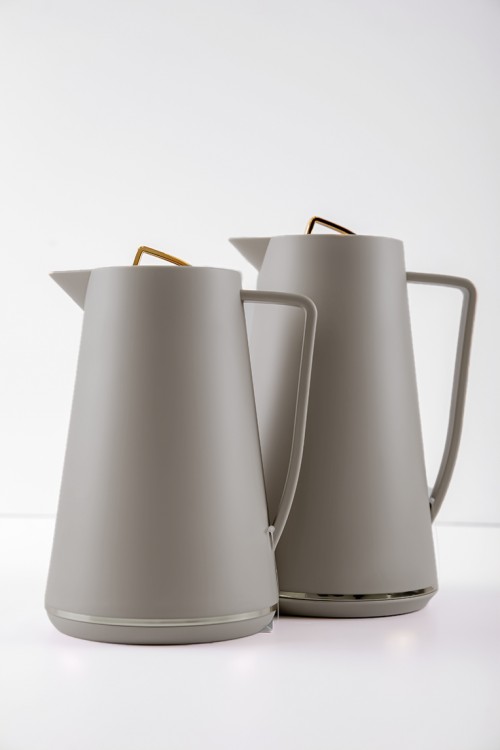 طقم 2 ترامس للقهوة و الشاي لون رصاصي مزين باللون الذهبي حافظ للحرارة بسعة 1.6 لتر