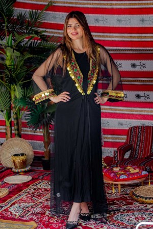 جلابية تراثية نسائية  بقماش الشيفون مزينة بتطريز و جنيهات على شكل سبعة من الأمام و الأكمام و برباط في الخصر 