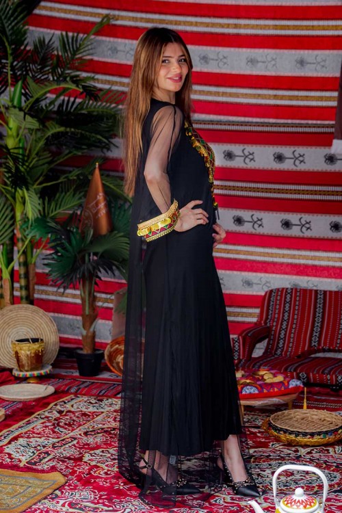 جلابية نسائية ليوم التأسيس بقماش الشيفون مزينة بتطريز و جنيهات على شكل سبعة من الأمام و الأكمام و برباط في الخصر