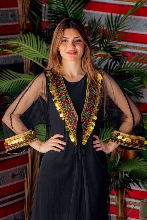 جلابية نسائية ليوم التأسيس بقماش الشيفون مزينة بتطريز و جنيهات على شكل سبعة من الأمام و الأكمام و برباط في الخصر