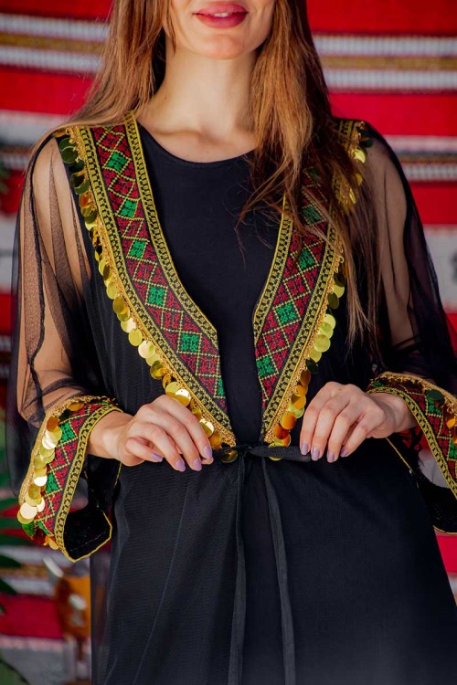 جلابية نسائية ليوم التأسيس بقماش الشيفون مزينة بتطريز و جنيهات على شكل سبعة من الأمام و الأكمام و برباط في الخصر