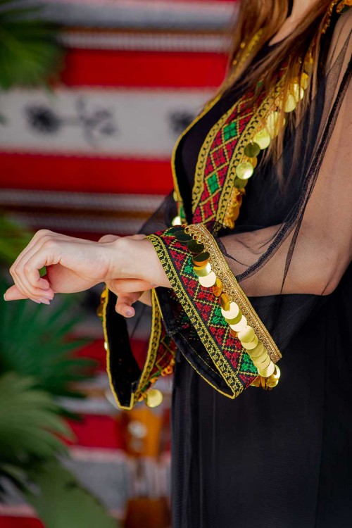 جلابية نسائية ليوم التأسيس بقماش الشيفون مزينة بتطريز و جنيهات على شكل سبعة من الأمام و الأكمام و برباط في الخصر