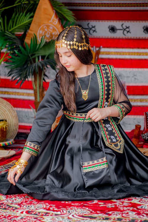 فستان  تراثي بناتي قطعتين  لون أسود مزين بتطريز تراثي و بحزام في الخصر مع شنطة صغيرة