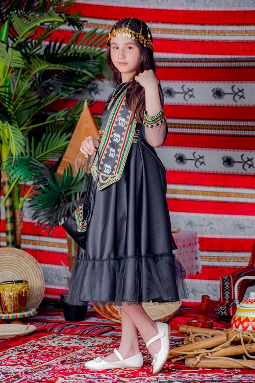 فستان  تراثي بناتي قطعتين  لون أسود مزين بتطريز تراثي و بحزام في الخصر مع شنطة صغيرة