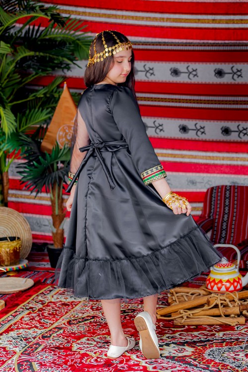 فستان  تراثي بناتي قطعتين  لون أسود مزين بتطريز تراثي و بحزام في الخصر مع شنطة صغيرة