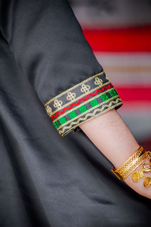 فستان  تراثي بناتي قطعتين  لون أسود مزين بتطريز تراثي و بحزام في الخصر مع شنطة صغيرة