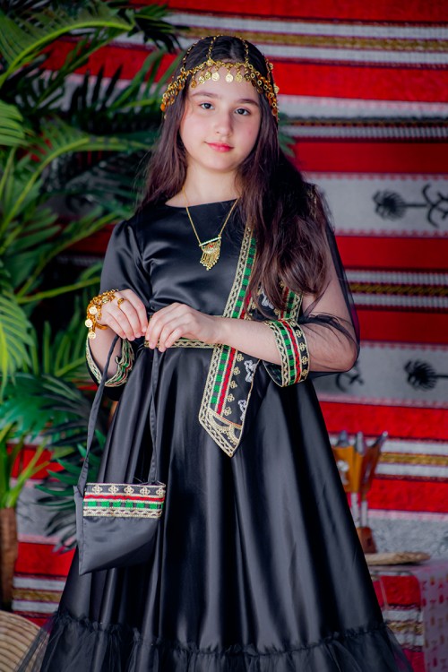 فستان  تراثي بناتي قطعتين  لون أسود مزين بتطريز تراثي و بحزام في الخصر مع شنطة صغيرة