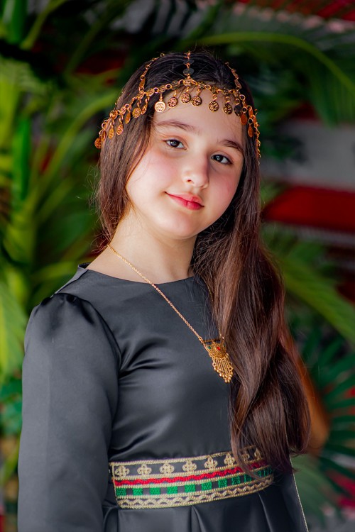 فستان  تراثي بناتي قطعتين  لون أسود مزين بتطريز تراثي و بحزام في الخصر مع شنطة صغيرة