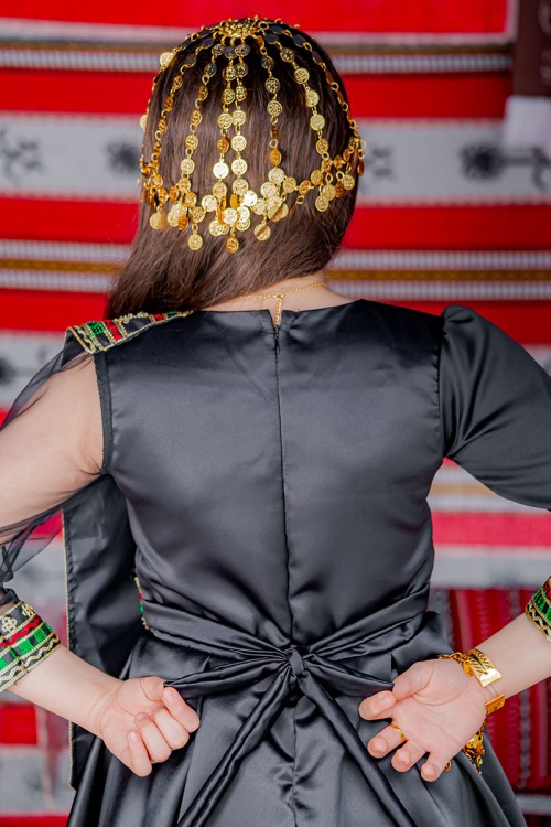 فستان  تراثي بناتي قطعتين  لون أسود مزين بتطريز تراثي و بحزام في الخصر مع شنطة صغيرة