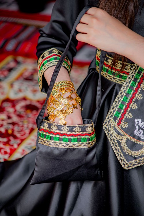 فستان  تراثي بناتي قطعتين  لون أسود مزين بتطريز تراثي و بحزام في الخصر مع شنطة صغيرة