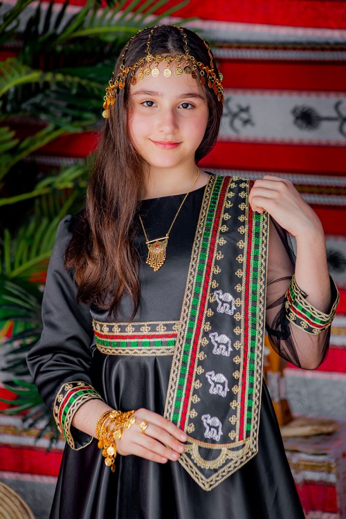 فستان  تراثي بناتي قطعتين  لون أسود مزين بتطريز تراثي و بحزام في الخصر مع شنطة صغيرة