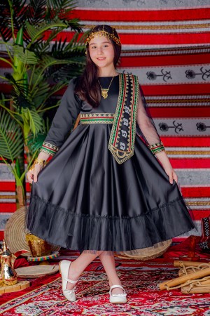 فستان  تراثي بناتي قطعتين  لون أسود مزين بتطريز تراثي و بحزام في الخصر مع شنطة صغيرة