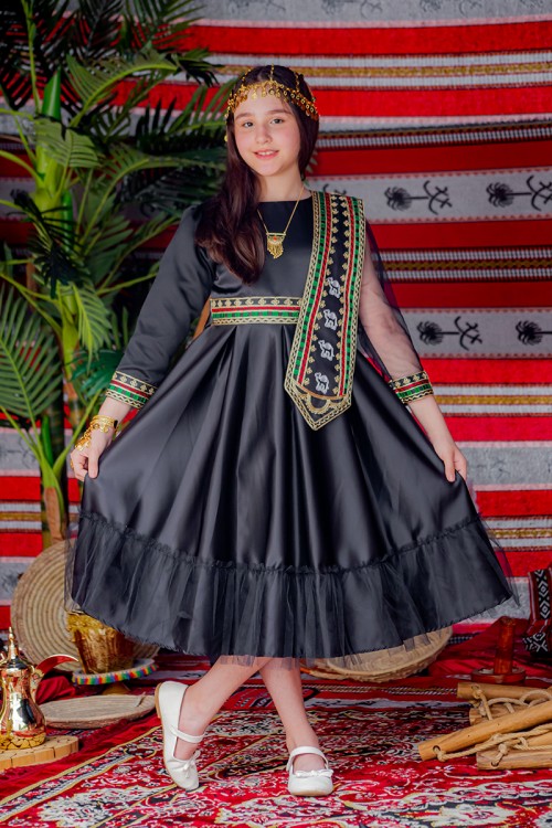 فستان  تراثي بناتي قطعتين  لون أسود مزين بتطريز تراثي و بحزام في الخصر مع شنطة صغيرة