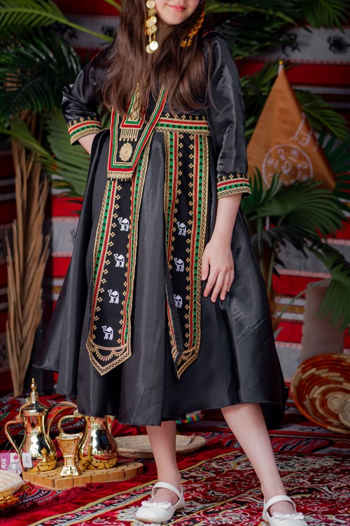 فستان تراثي بناتي لون أسود مزين بتطريز تراثي