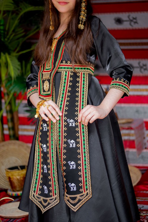 فستان تراثي بناتي لون أسود مزين بتطريز تراثي