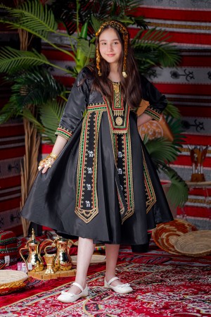 فستان تراثي بناتي لون أسود مزين بتطريز تراثي 