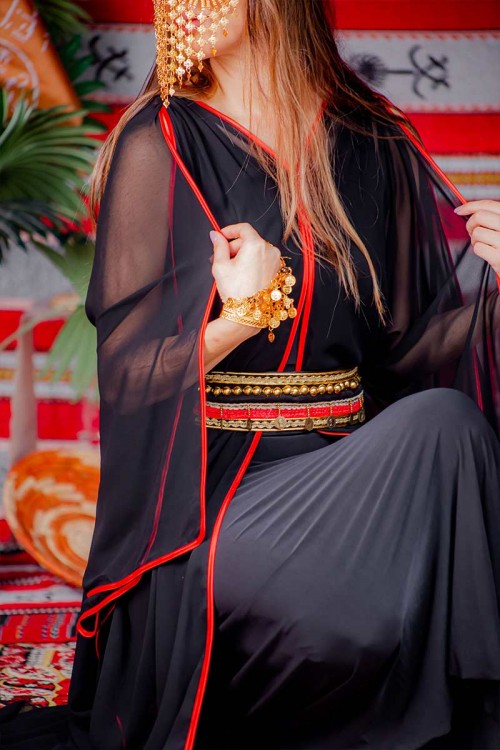 جلابية نسائية ليوم التأسيس متعددة الألوان بقماش استرتش من الداخل و شيفون من الخارج و بحزام في الخصر