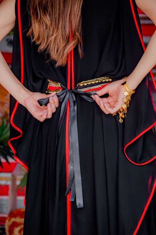 جلابية نسائية ليوم التأسيس متعددة الألوان بقماش استرتش من الداخل و شيفون من الخارج و بحزام في الخصر