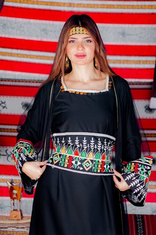 جلابية نسائية تراثية لون أسود بياقة مربعة مزينة بجنيهات و بتطريز ملون من الخصر و الأكمام و رباط من الخلف