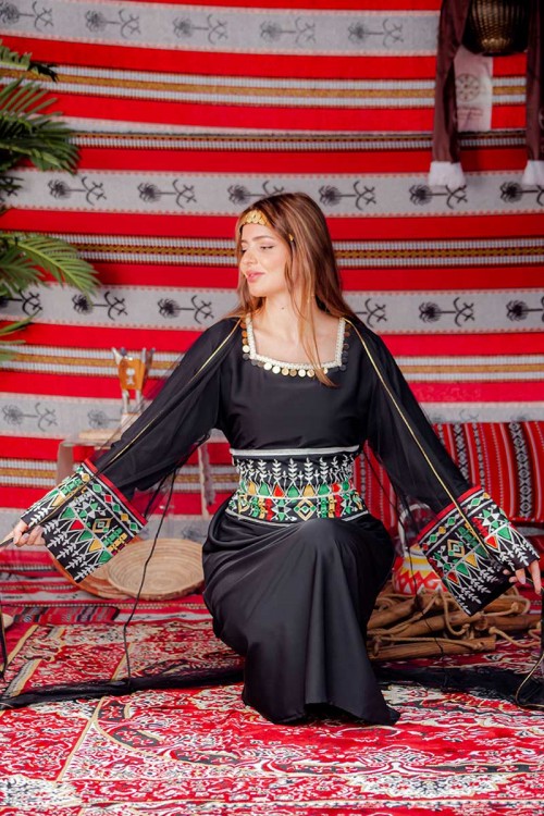 جلابية نسائية تراثية لون أسود بياقة مربعة مزينة بجنيهات و بتطريز ملون من الخصر و الأكمام و رباط من الخلف