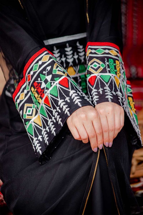 جلابية نسائية تراثية لون أسود بياقة مربعة مزينة بجنيهات و بتطريز ملون من الخصر و الأكمام و رباط من الخلف