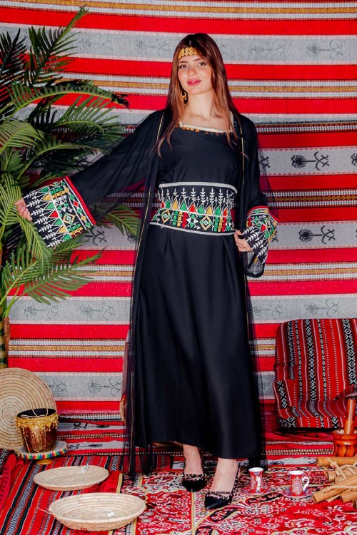 جلابية نسائية تراثية لون أسود بياقة مربعة مزينة بجنيهات و بتطريز ملون من الخصر و الأكمام و رباط من الخلف