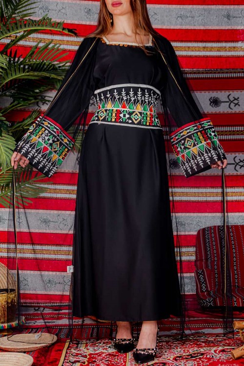 جلابية نسائية تراثية لون أسود بياقة مربعة مزينة بجنيهات و بتطريز ملون من الخصر و الأكمام و رباط من الخلف