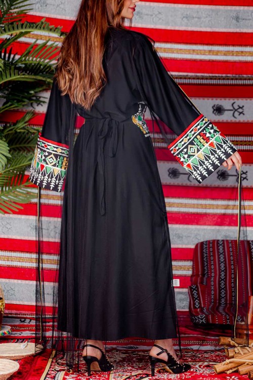 جلابية نسائية تراثية لون أسود بياقة مربعة مزينة بجنيهات و بتطريز ملون من الخصر و الأكمام و رباط من الخلف