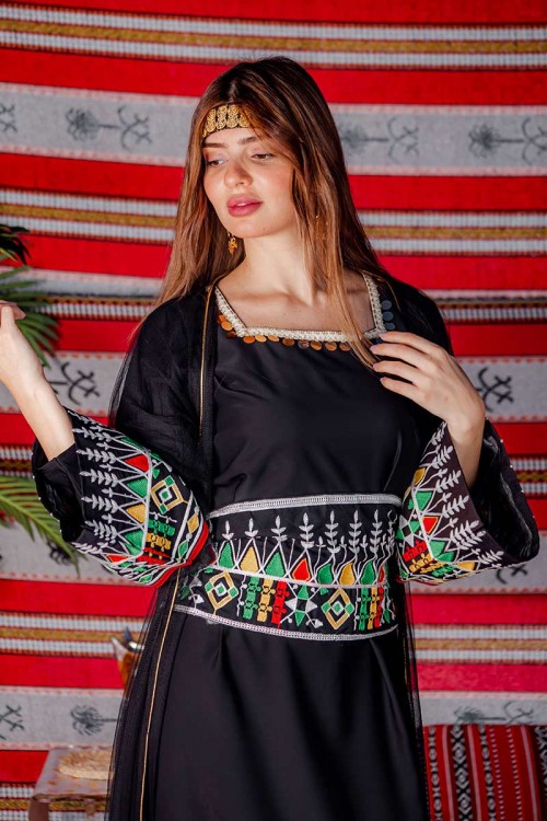 جلابية نسائية تراثية لون أسود بياقة مربعة مزينة بجنيهات و بتطريز ملون من الخصر و الأكمام و رباط من الخلف